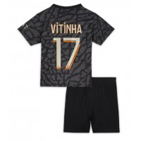 Camisa de Futebol Paris Saint-Germain Vitinha Ferreira #17 Equipamento Alternativo Infantil 2023-24 Manga Curta (+ Calças curtas)